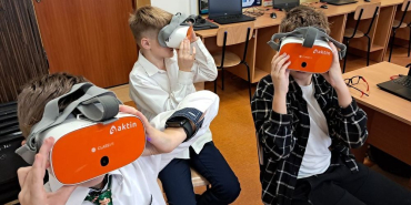 Uczniowie w goglach VR