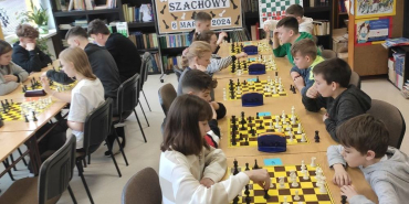 Zawodnicy przy szachownicach